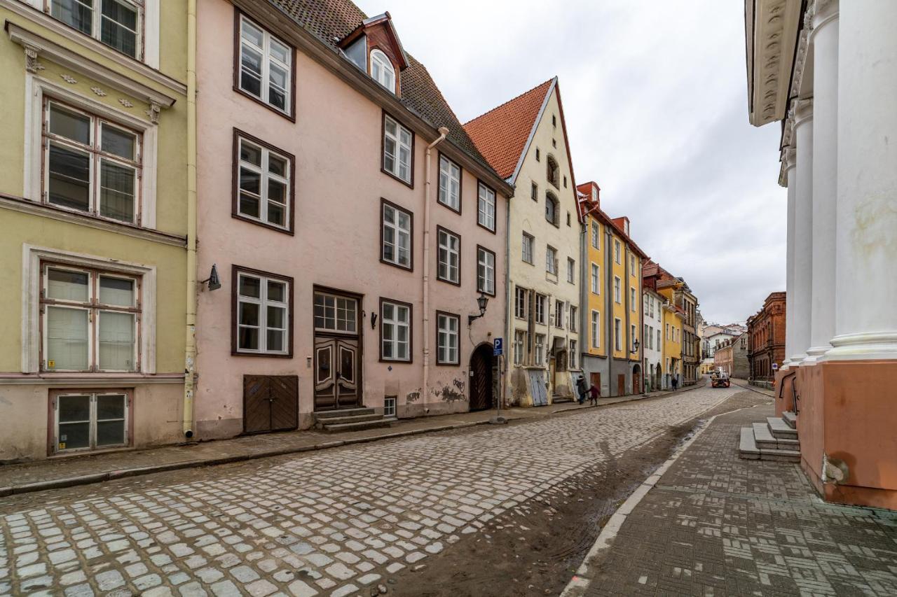 Roofs Of The Old Tallinn Guest House ภายนอก รูปภาพ